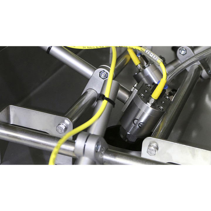 DANMATIC Pan and Strap Oiling Unit – dysza natryskowa i przewody wewnątrz szafy
